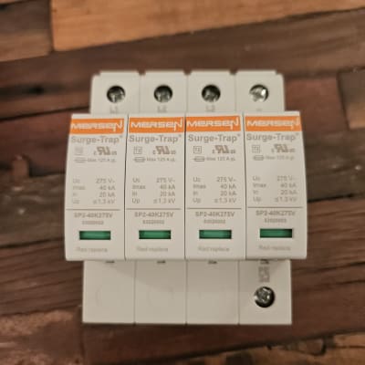 מכשירי הגנה מפני נחשולי מתח עם תוויות טכניות