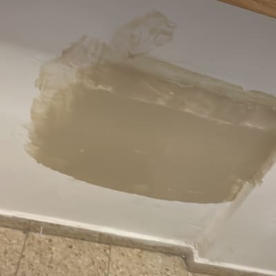 תיקון קיר עם טיח טרי