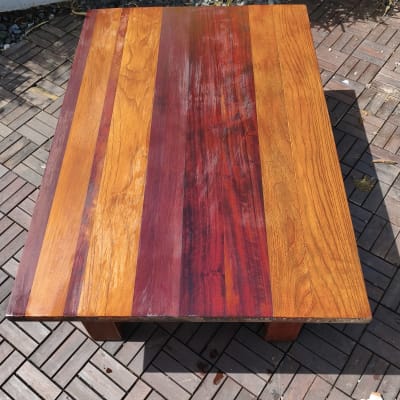 שולחן עץ צבעוני על רצפת דק