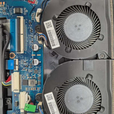 מאווררים כפולים על לוח אם עם רכיבים אלקטרוניים