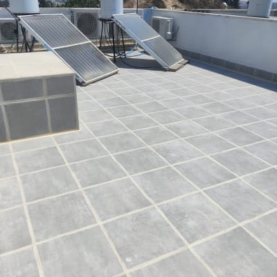 גג מרוצף עם אריחים אטומים בחומר איטום