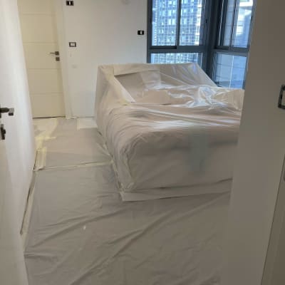 חדר מכוסה ביריעות ניילון לקראת צביעה