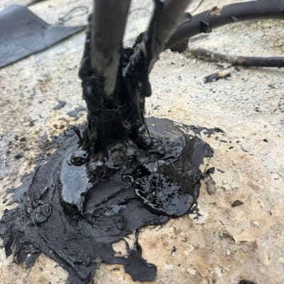 איטום סביב כבלים עם חומר שחור על גג