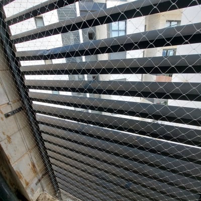 רשת למניעת כניסת יונים על חלון בניין