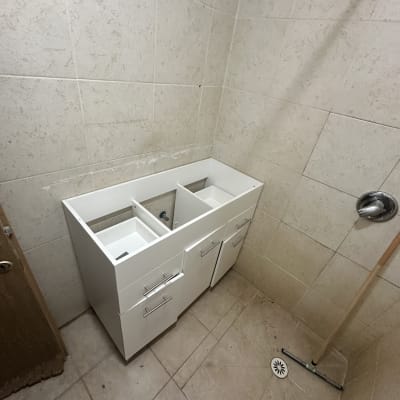 ארון אמבטיה מותקן בחדר רחצה עם אריחים