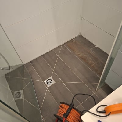 חדר אמבטיה עם רצפת אריחים וכלי עבודה