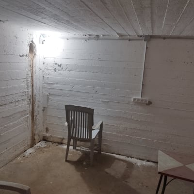 שקע חשמל על קיר בטון עם חוטים גלויים