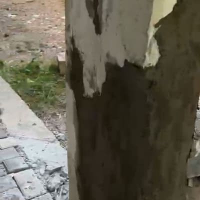 עמוד בטון עם תיקוני טיח באתר בנייה