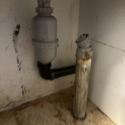 צינורות מתחת לכיור עם סימני חלודה