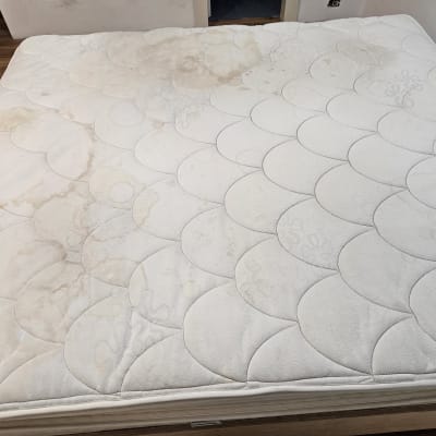 מזרן עם כתמים כהים על פני השטח