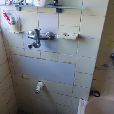 ברז מים, צינור לבן, קיר אריחים, אמבטיה