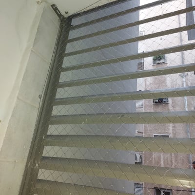 רשת מתכת מותקנת למניעת כניסת יונים