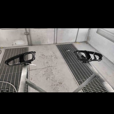 חלקי רכב בתא צבע בתהליך עבודה