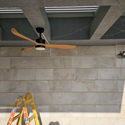 מאוורר תקרה מותקן, סולם צהוב, תאורת קיר