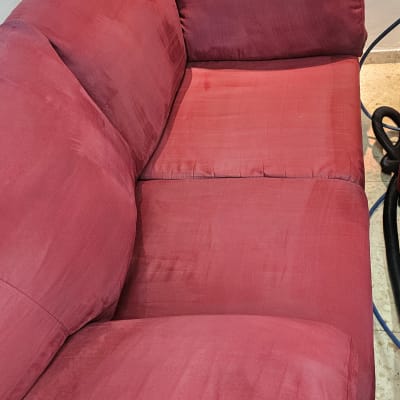 ספה אדומה עם סימני ניקוי נראים לעין