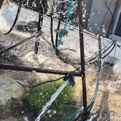 כבלים חשמליים עם מים זורמים עליהם