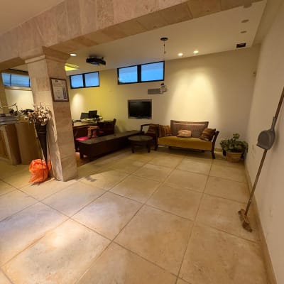 חדר מגורים עם רהיטים וניקיון חלקי