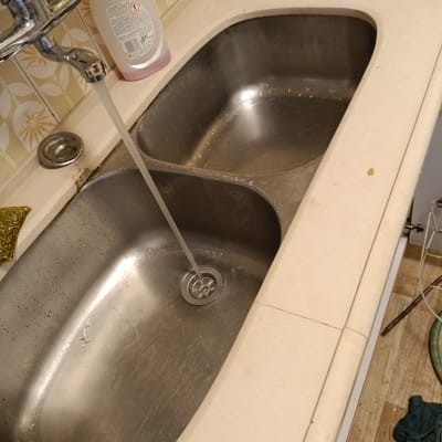 כיור מטבח עם ברז פתוח, מברג וכלי עבודה