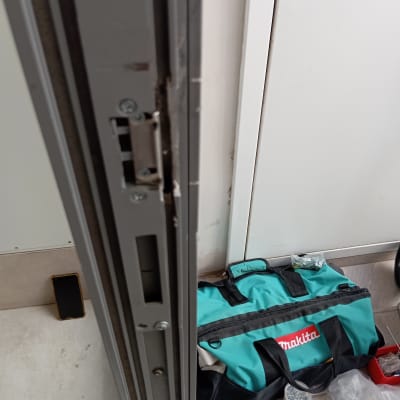 כלי עבודה ותיק ליד דלת, קשור למנעולנות