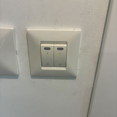 מתג חשמל כפול על קיר לבן