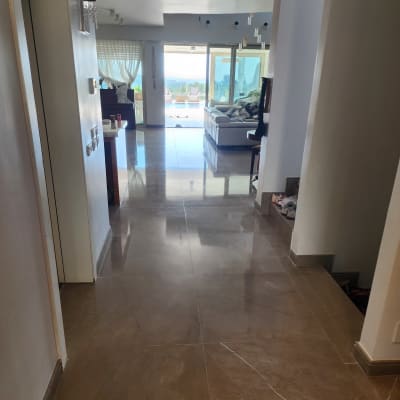 ריצוף מבריק ונקי במסדרון דירה שבוצע בו ניקוי ופוליש