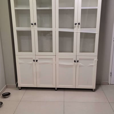 ארון לבן עם דלתות זכוכית וסרט הדבקה