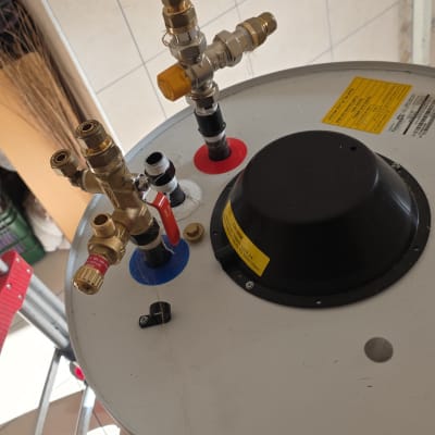 דוד שמש עם חיבורים וצינורות