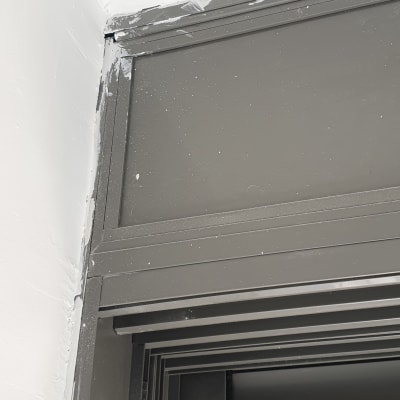 אבק ולכלוך על מסגרת חלון אפורה