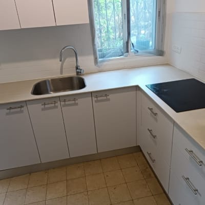 שיש במטבח עם כיור וברז נירוסטה