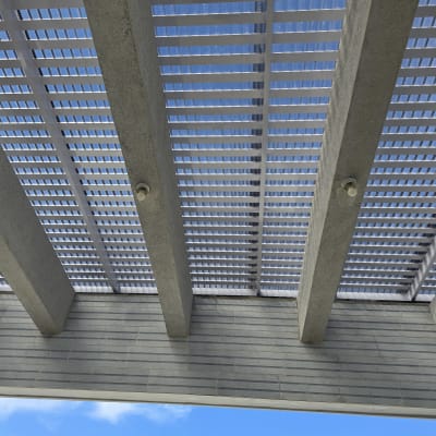 פרגולה מאלומיניום עם קורות ותאורה