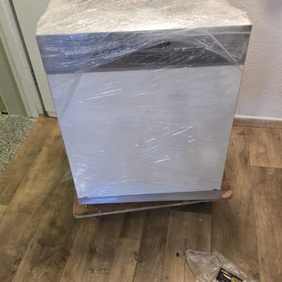 מדיח כלים עטוף בניילון נצמד על עגלת הובלה