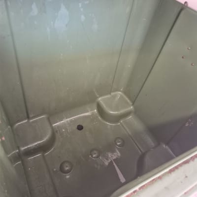 פנים של מיכל פלסטיק ריק עם סימני לכלוך