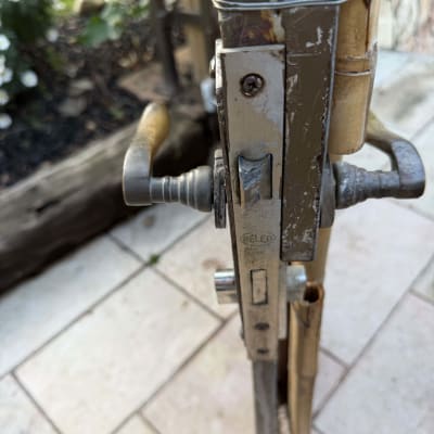 מנעול דלת עם ידיות מתכת וחוט מתכת