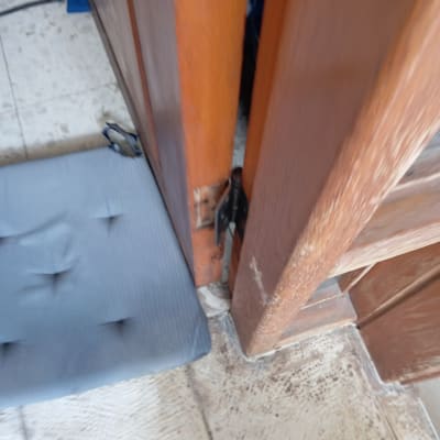 דלת עץ פתוחה עם מנעול שבור