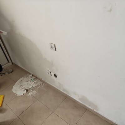 תיקון קיר עם שפכטל וכלים נוספים על הרצפה