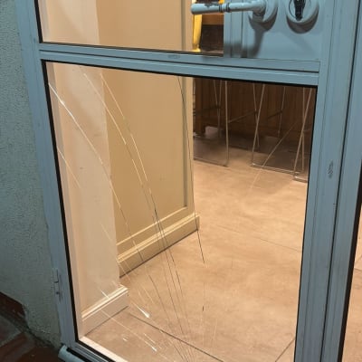 זכוכית דלת שבורה עם סדקים מרובים