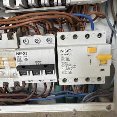 לוח חשמל עם מפסקים וחוטים חשמליים