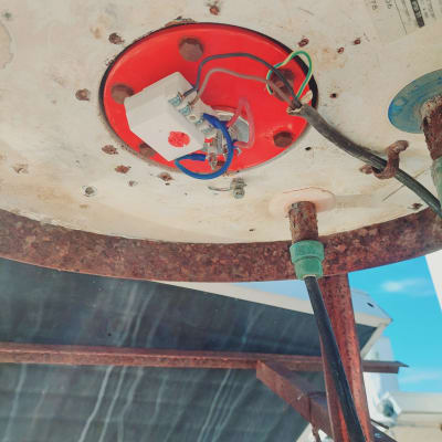 חיבורים חשמליים עם חוטים צבעוניים על רקע מתכת חלודה