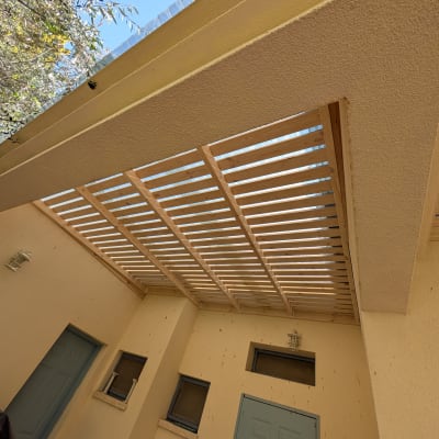 פרגולה מעץ בחצר בית