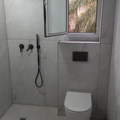 חלון אלומיניום פתוח בחדר אמבטיה מודרני