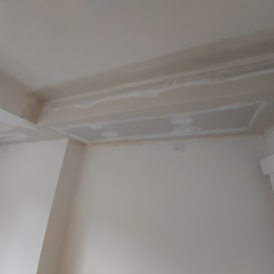 תקרת גבס עם חיבורים מטויחים