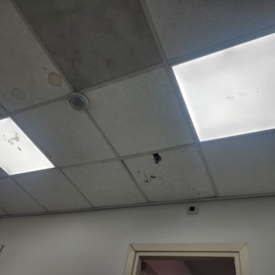 תקרת גבס עם כתמי רטיבות ונזקים