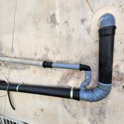 צינורות מותקנים על קיר חיצוני עם חיבורים שונים