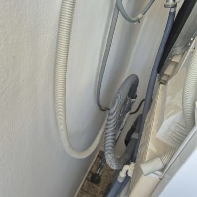 צינורות ומכונת כביסה ליד קיר