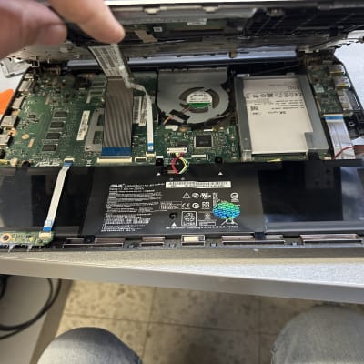 תיקון מחשב נייד עם רכיבים פנימיים גלויים