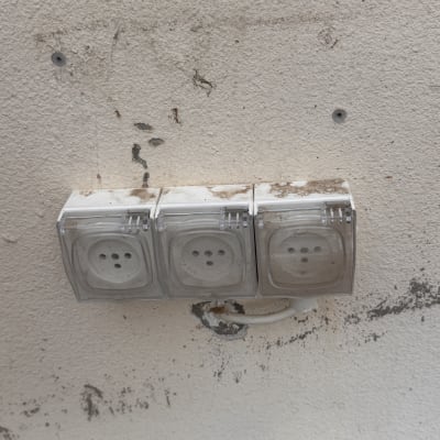 שלושה שקעים חשמליים מותקנים על קיר