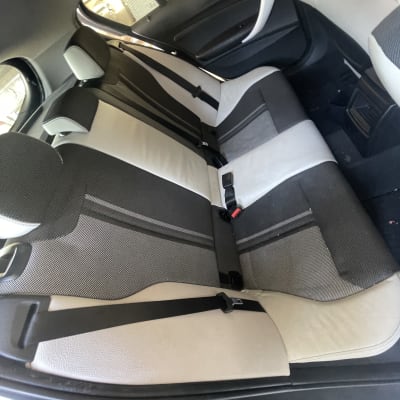 מושב אחורי של רכב עם ריפוד דו-גוני