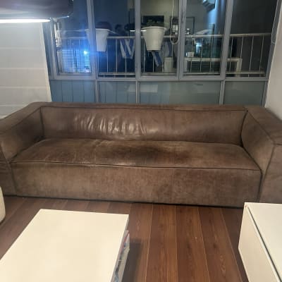 ספה חומה עם ריפוד עור בסלון