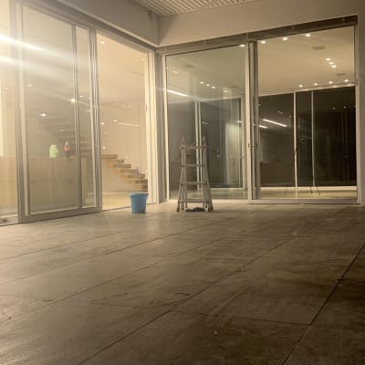 ניקוי חלונות ויטרינה וריצוף חוץ במרפסת בית פרטי