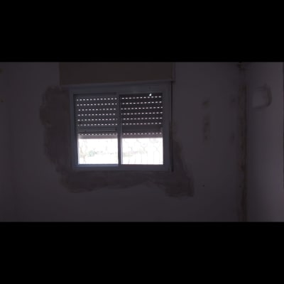 קיר עם חלון ותיקוני טיח סביבו